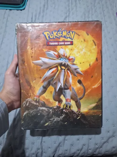 Fichario pokemon com 3 ultra raras e mais de 100 cartas, incluindo brilhantes!