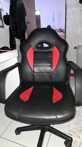 Cadeira Gamer Preta e Vermelha Usada