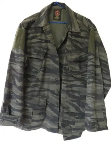 JAQUETA / GANDOLA estilo jungle jacket com padrão de camuflagem tiger stripe. T