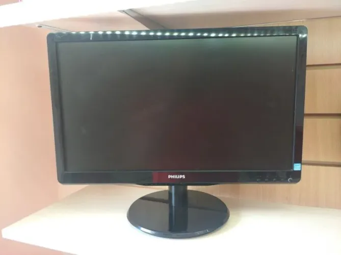 Monitor Philips LED 18,5<br>Sem detalhes.<br><br>Retirar na zona sul de SJC.