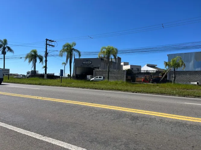Comercial Villa Verde, em frente à Rodovia