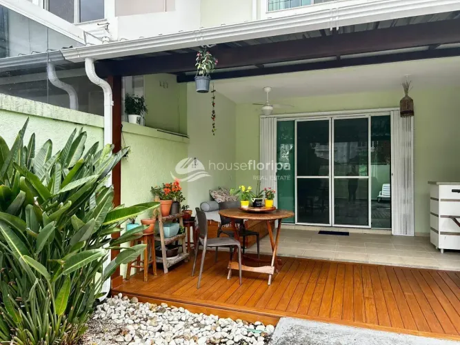 Casa à Venda no Itacorubi | 4 Quartos, 2 Suítes, Área Gourmet e Quintal no Parque São Jorg