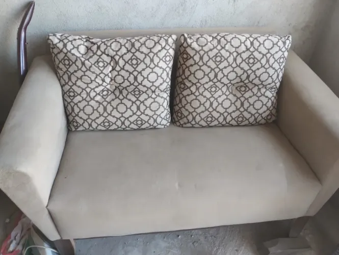 Sofá de 2 lugares e duas poltronas de 1 lugar
