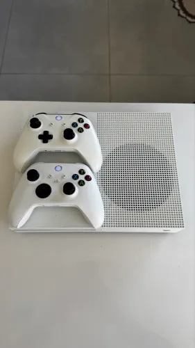 XBOX ONE S 1TB - 3 CONTROLES E CARREGADOR INDUÇÃO