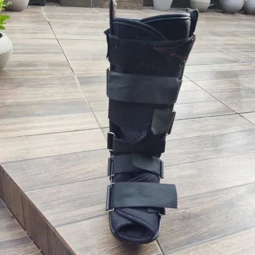 Bota ortopédica número 36 pé esquerdo.