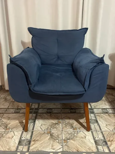 POlTRONA TECIDO SUEDE AZUL-MARINHO COM PÉS DE MADEIRA 