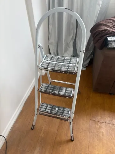 escada pequena de ferro