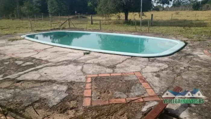 Velleda oferece fantástico sítio 2 hectares em Águas Claras, com piscina e galpão