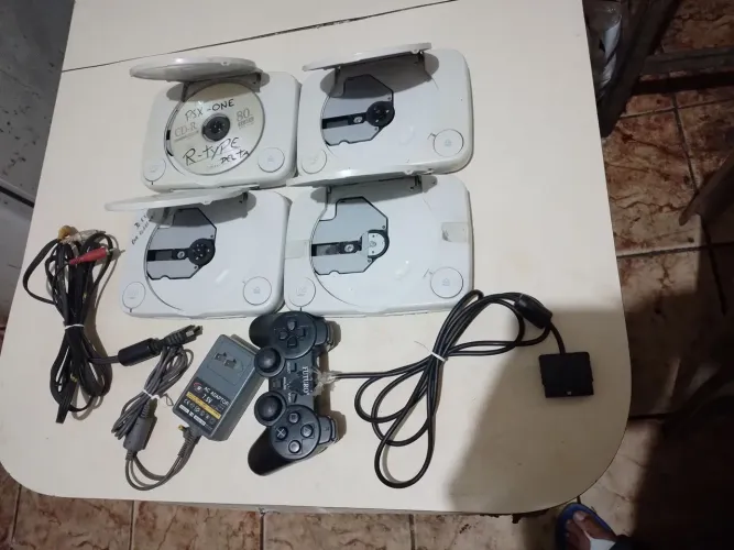 PS1 one Lote com 4 aparelhos em condições variadas. LER descrição. 