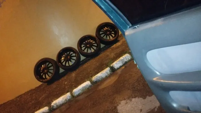Vendo rodas 20 universal 3 pneus bom 1 ruim