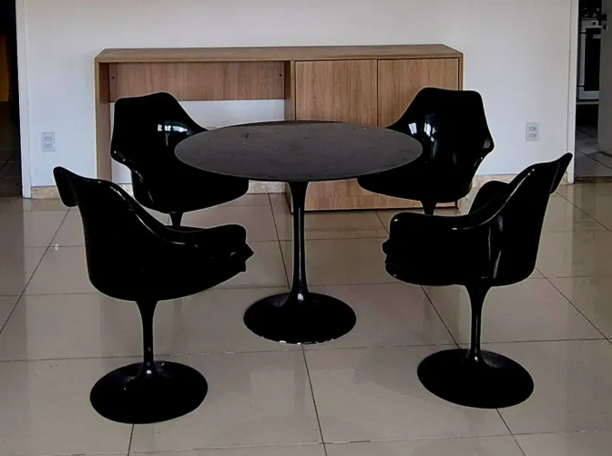 Mesa Saarinen com 04 cadeira. Tampo nero marquina