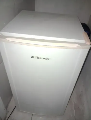 Frigobar com frizer completo! Semi novo!bom pra uso 