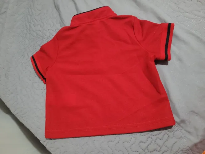 Vende-se camisa estilo Polo Idade de 9 a 12 meses