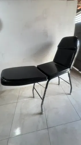 Vendo uma mesa bem conservada