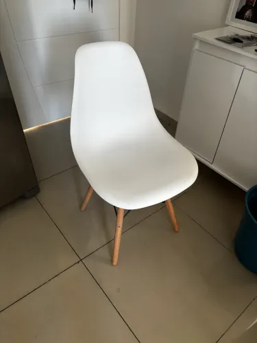 Conjunto 4 cadeiras Charles Eames novas Sustenta até 130kgs