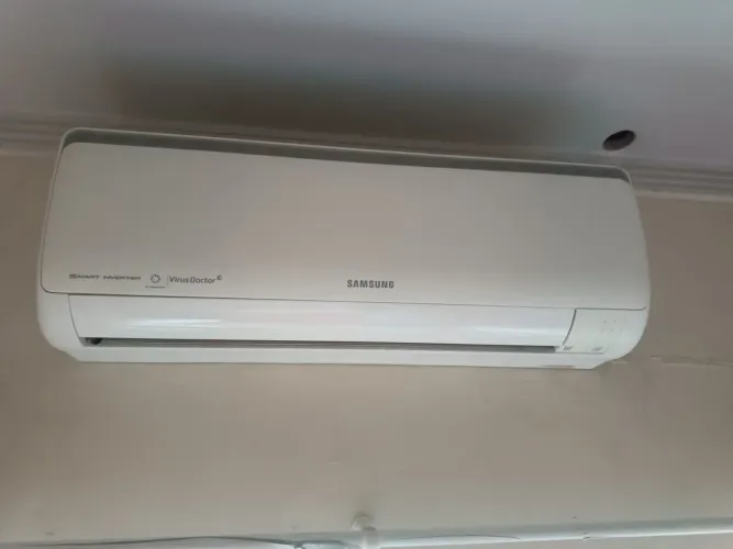 Ar condicionado 12.000 BTUs inverter Semi novo