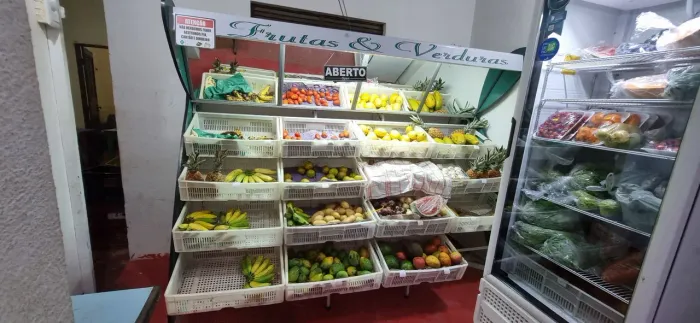 Espositor de frutas, com 16 caixas, espero, luz funcionando muito bem. 