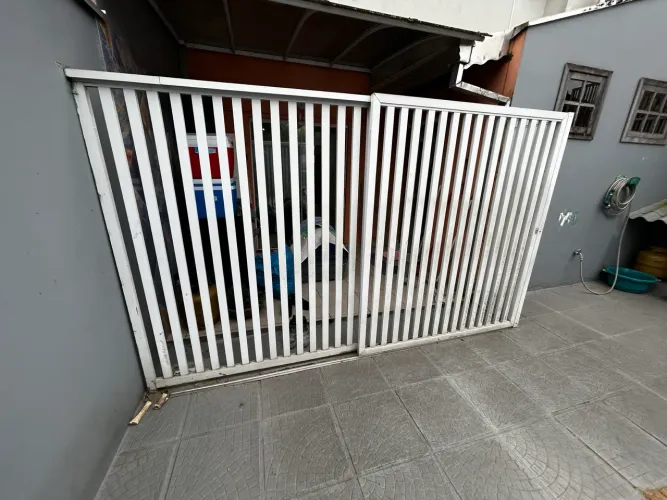 Portão de alumínio branco