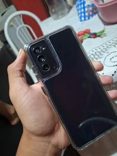 Vendo s20 fe 128 esta com um leve trincado na tela e atrás na cmr mais nao interfere em nd