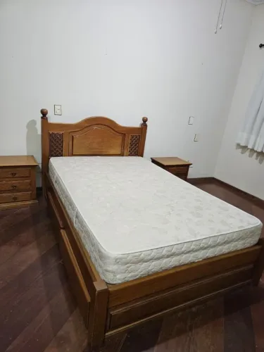 Cama de casal com 4 gavetões e 2 mini comodas
