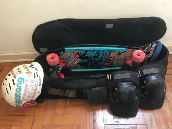 Skate + capacete + joelheiras + skatebag