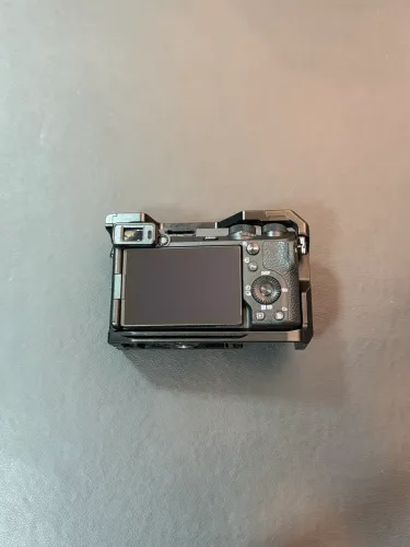 Sony A6700 + Cage + 4 Baterias