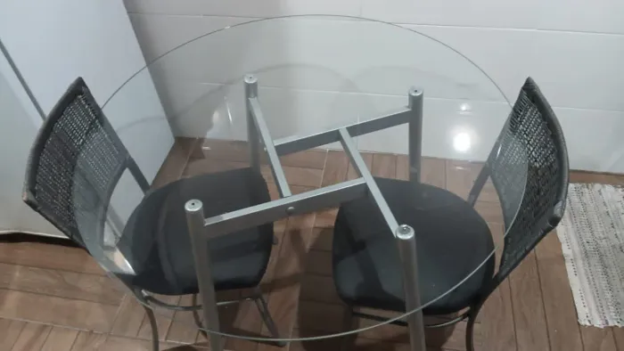 Mesa de vidro com duas cadeiras