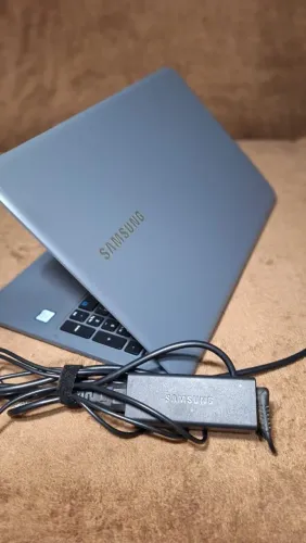 Notebook Samsung intel core i3 + SSD . Dou garantia e aceito cartão