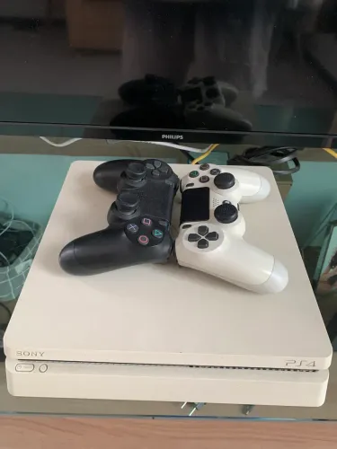 PlayStation 4 Slim Branco 500 GB + 2 controles + 7 jogos