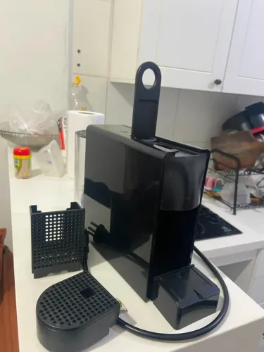 Cafeteira Nespresso Essenza Mini Preta 127v