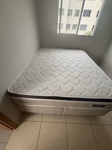 Cama queen e guarda roupa casal 