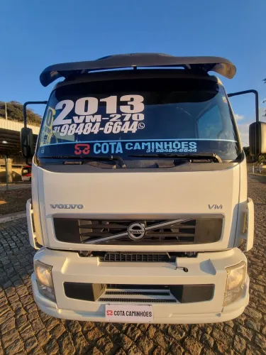 Caminhão Volvo VM-270 4x2 Tanque Combinado com apenas 91.800 km rodados 