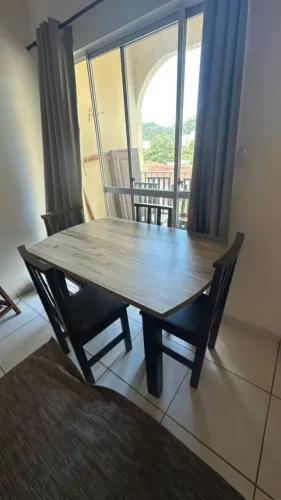 Mesa de jantar 4 lugares (s/ cadeiras)