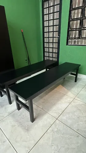 Bancos de madeira pra recepção