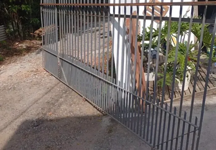 Barbada portão ferro maciço bem grande Leia medidas e detalhes 