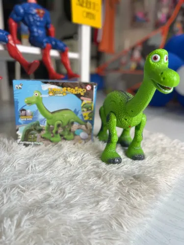 Dinossauro solta ovos anda dia das crianças 