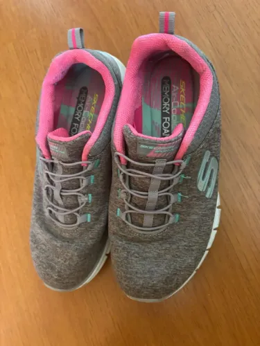 Tênis sketchers n 35