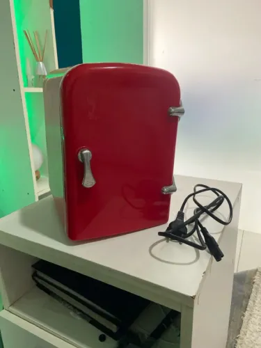 (Preço negociável) Mini Geladeira Retrô Vermelha Multilaser de 4 Litros (Modelo TV007).