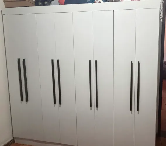 Vende-se guarda-roupas de 8 portas semi novo