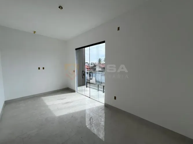 Casa Duplex de 100m² com Acabamento Refinado e Conceito Integrado na Serra