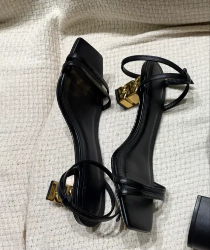 Vendo saltinho preto e dourado Arezzo 