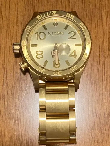Relógio Nixon 51-30 dourado 