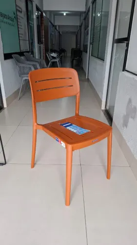 Cadeira Plástica (em Polipropileno) - 01 unidade