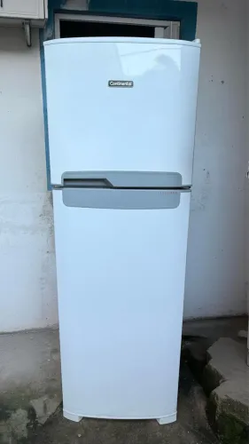 Geladeira em estado de nova