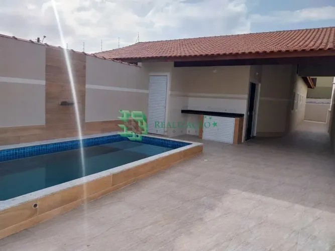 CASA COM PISCINA EM MONGAGUÁ