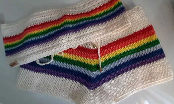 Conjunto Shorts e Tomara Que Caia Arco-íris em Crochê