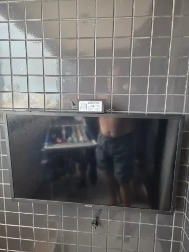 TV SAMSUNG 32 POLEGADAS. TELA QUEBRADA