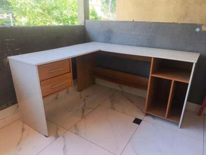 Mesa de estudos em L"