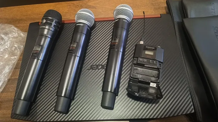 4 Transmissores SHURE QLXD, 3 Bastão QLXD2, 1 Bodypack QLXD1 | J50