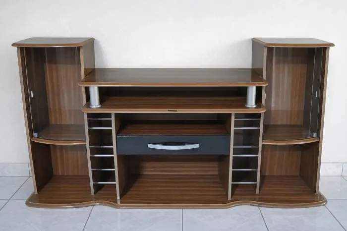 Rack amadeirado sem marcas de uso